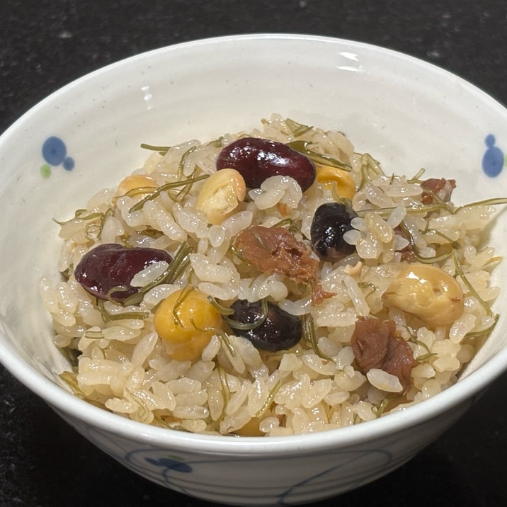 麦茶で炊いた豆ご飯